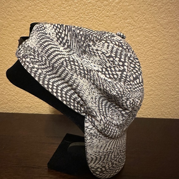 Lululemon Grey and White Patterned Cap - Picture 1 of 5
